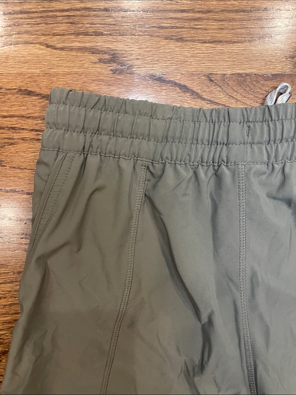 Vuori Women's Clementine 2.0 Shorts in Olive gray Sz M - Picture 11 of 13